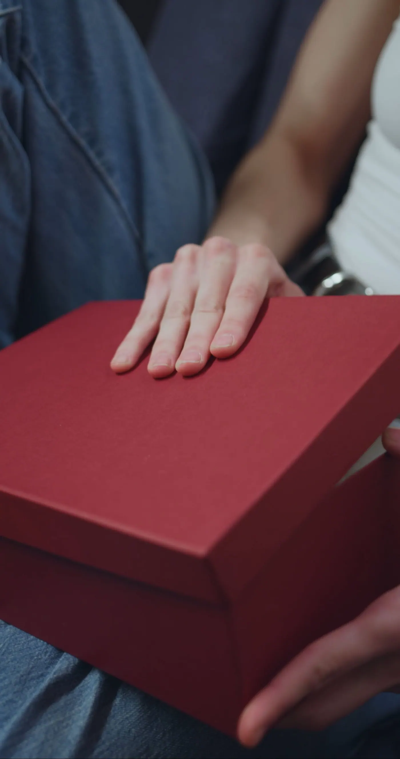 Smartphone mit der Benachrichtigung, dass ein Paket unterwegs ist