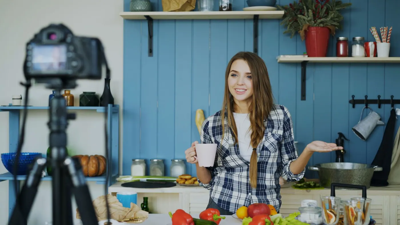 Eine Creatorin dreht in der Küche einen Vlog
