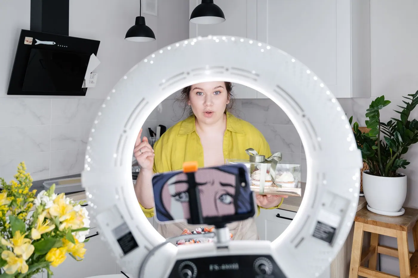 Eine Creatorin legt auf dem Smartphone ein Konto an